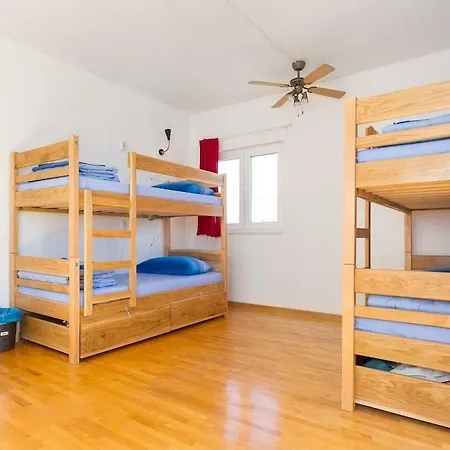 بيت شباب Oktarin Kaštela