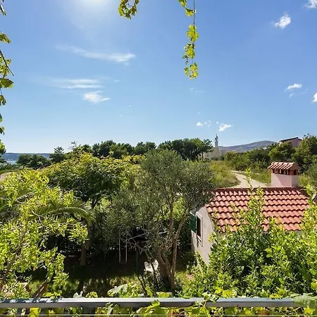 بيت شباب Oktarin Kaštela